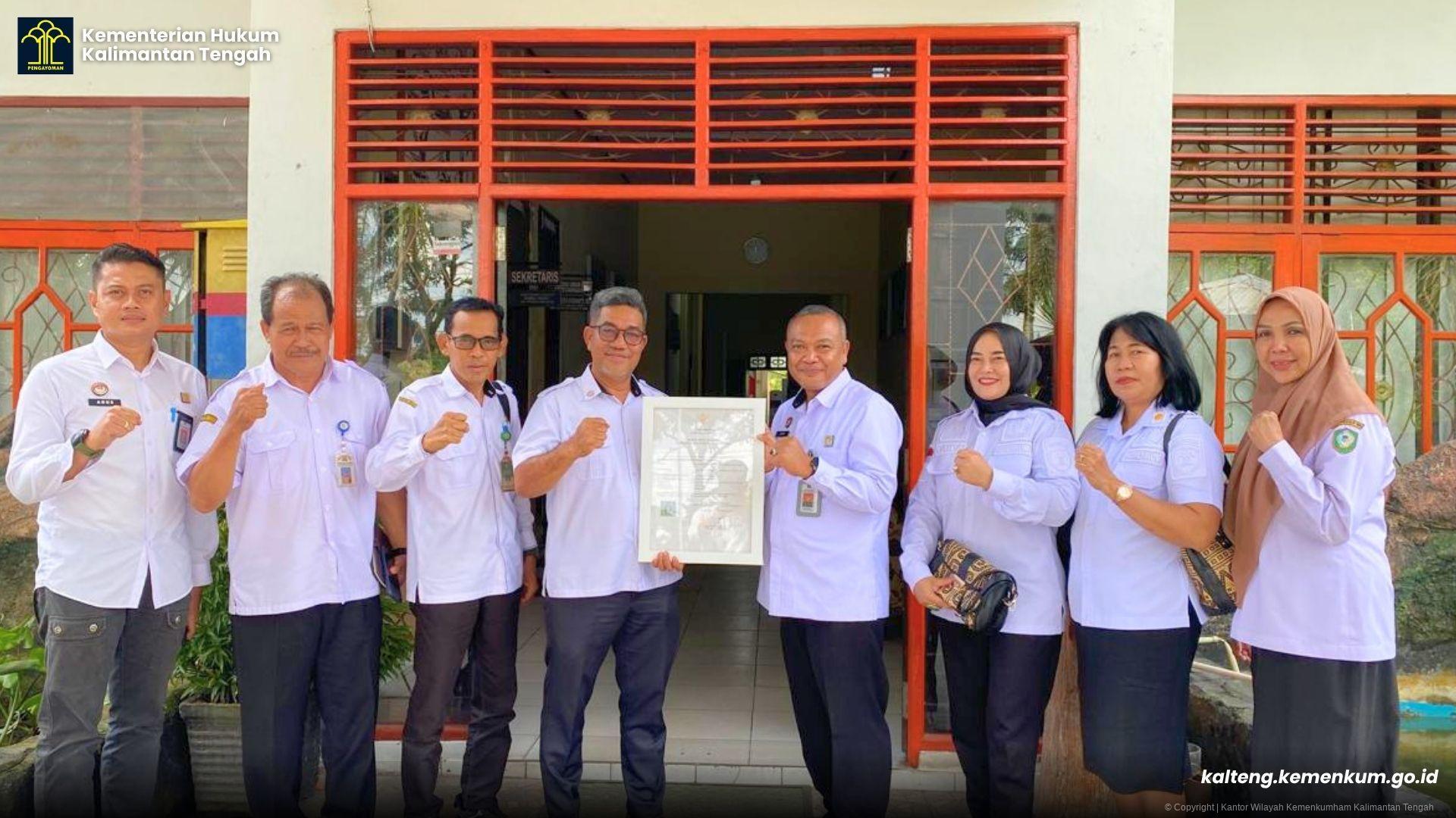 Lindungi Warisan Budaya Daerah, Kanwil Kemenkum Kalteng Serahkan Sertifikat KIK Rajangan Bajakah