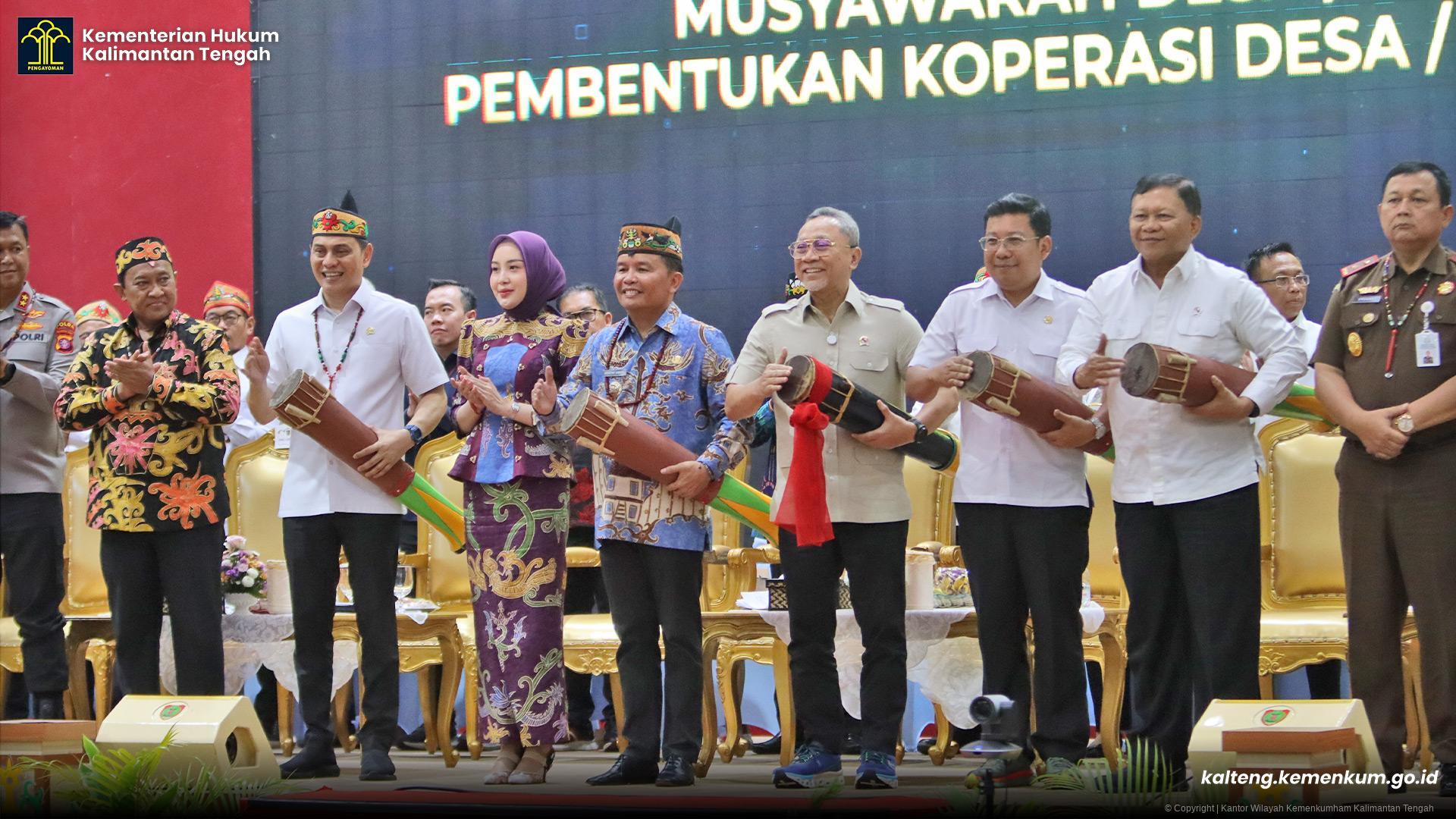 penyerahan_sertifikat_kop_deskel_merah_putih_2.jpg