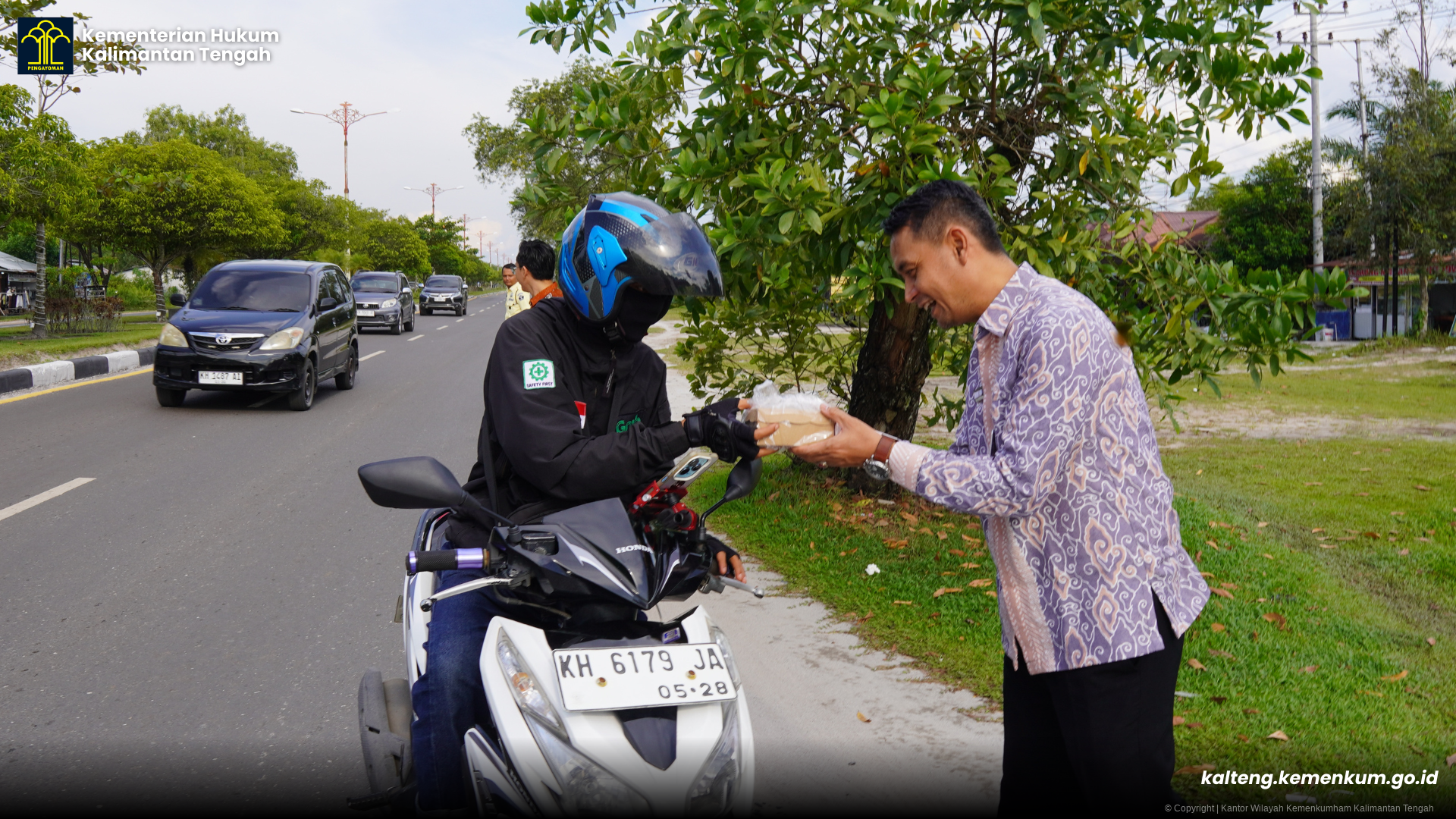 Hangatkan Ramadan dengan Aksi Nyata, Kemenkum Kalteng Bagikan Takjil Gratis untuk Pegawai dan Masyarakat