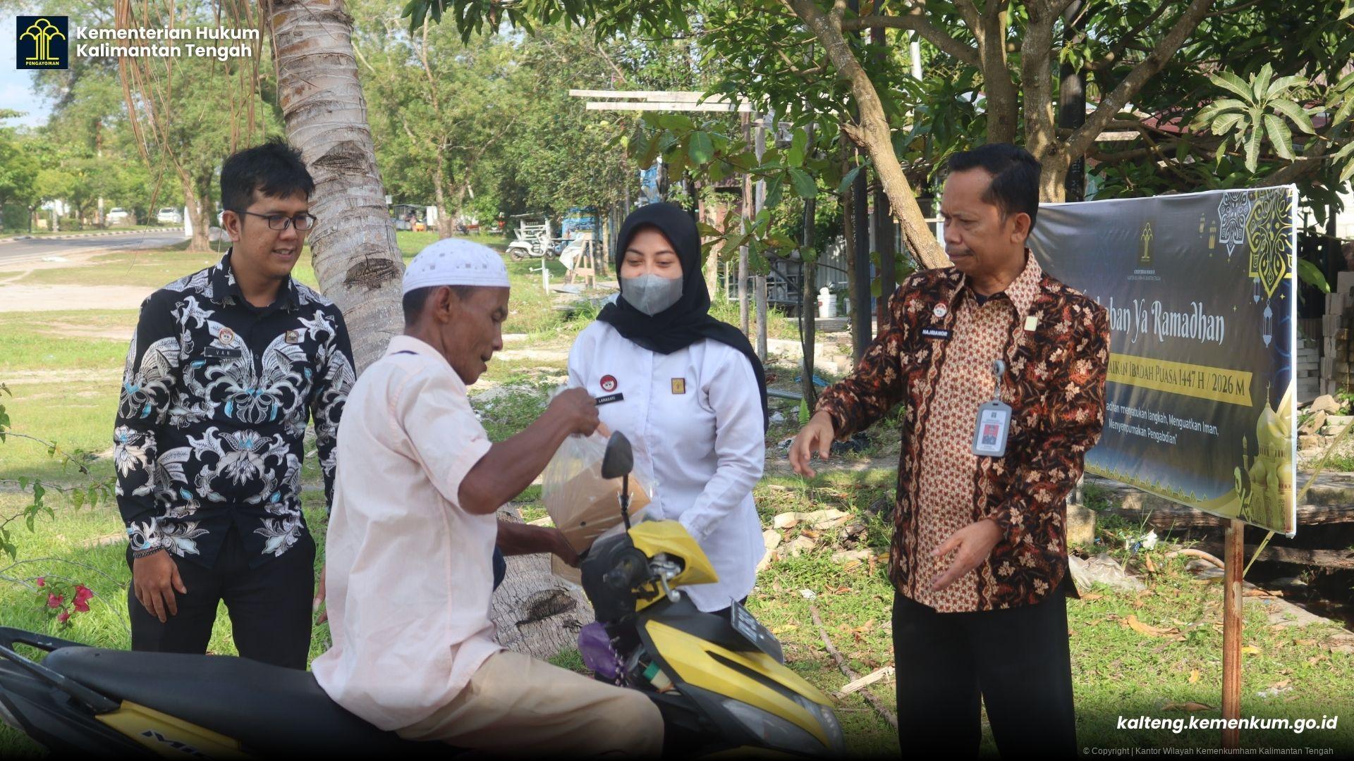 Berbagi Berkah Ramadan, Kakanwil Kemenkum Kalteng Hajrianor Pimpin Pembagian Takjil untuk Pegawai dan Masyarakat